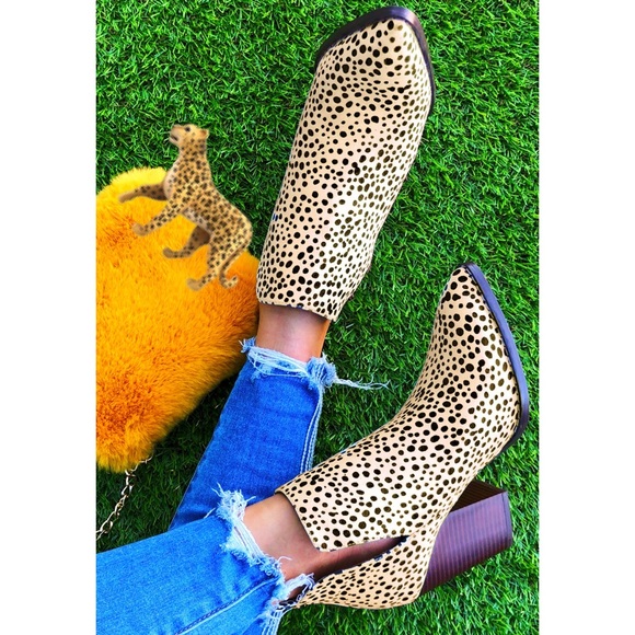 . Forever 21 Cheetah Pointed Heeled Ankle Booties - Picture 3 of 16